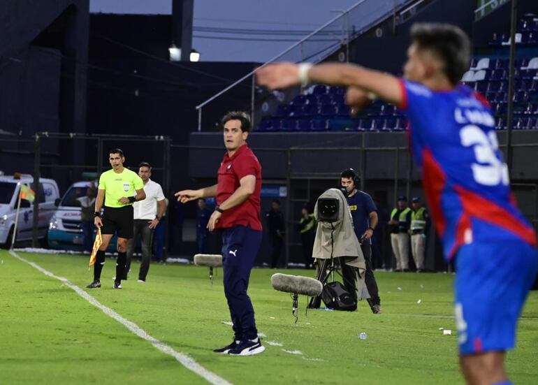 Diego Gavilán, entrenador de Cerro Porteño, en el partido contra Tacuary por la novena jornada del torneo Clausura 2023 del fútbol paraguayo en el estadio Defensores del Chaco, en Asunción.