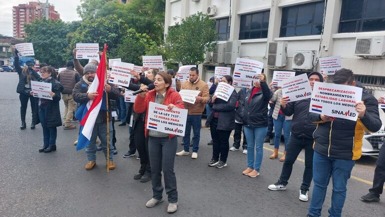 Una manifestación del Sinamed y la doctora Rossana González como vocera.