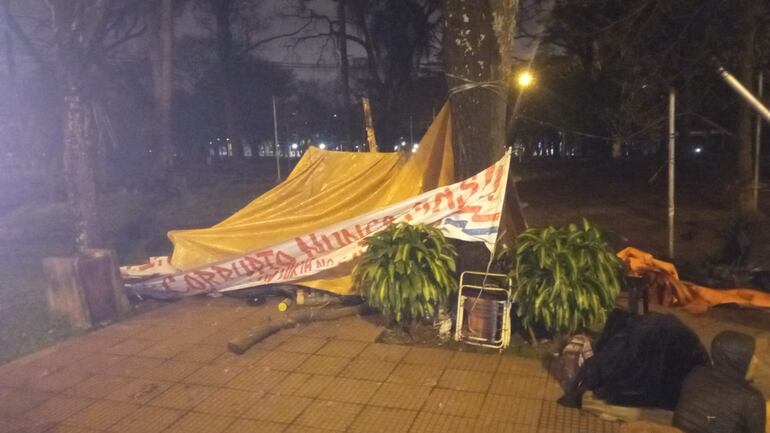 Los desconocidos atropellaron las carpas de los manifestantes.