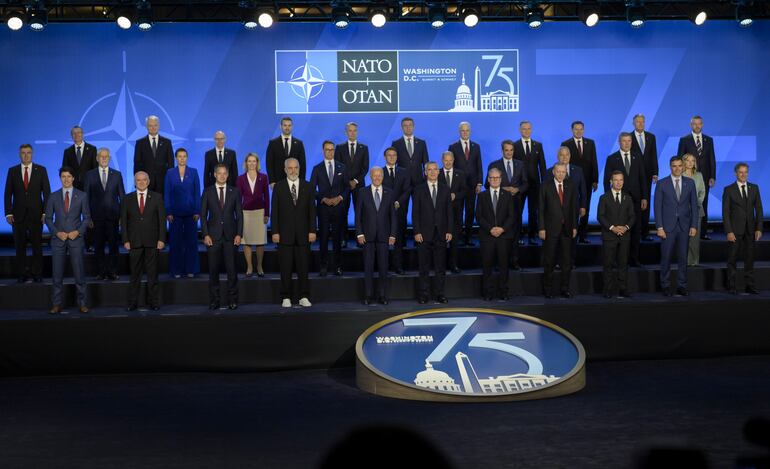  Jefes de Estado y de Gobierno de la OTAN posan para una foto, en el Centro de Convenciones Walter E. Washington, en Washington (Estados Unidos). Los 32 jefes de Estado y de Gobierno de la OTAN iniciaron este martes su cumbre de Washington con una ceremonia de conmemoración de los 75 años de la Alianza en la que el anfitrión, el presidente estadounidense, Joe Biden, anunció un fuerte refuerzo de las defensas aéreas de Ucrania por parte de los aliados.  
