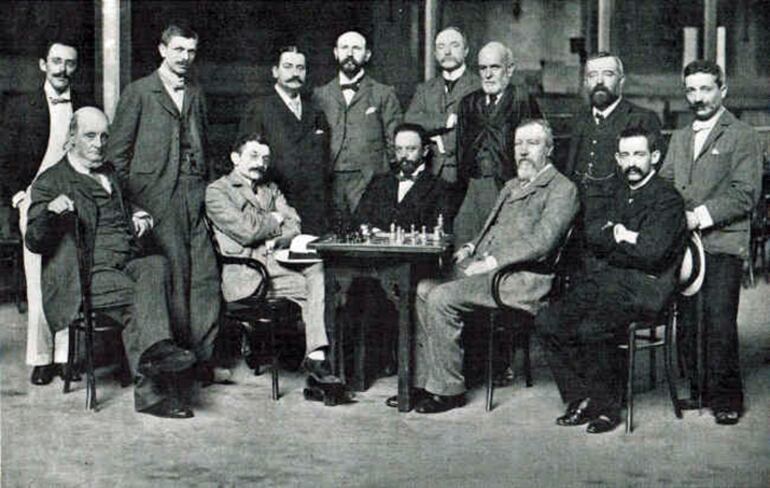 Londres 1899. Sentados Sent, Bird, Lasker, Chigorin, Blackburne y Schlechter (Foto vía Chessbase).