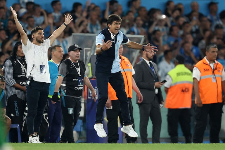 El argentino Gustavo Costas, entrenador de Racing, celebra la victoria y clasificación a la final de la Copa Sudamericana 2024.