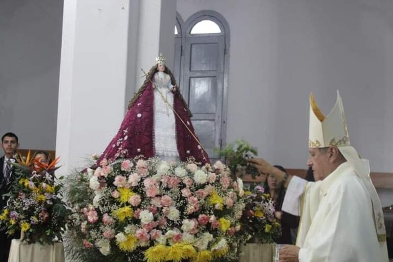 El obispo de la Diócesis de Caacupé, Mons. Ricardo Valenzuela, ofició la eucaristía en el templo de Santa Elena.