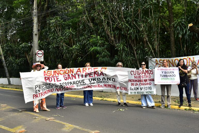 Manifestantes piden salvar un  predio ubicado sobre la Av. España. También piden salvar el ubicado en San Vicente.