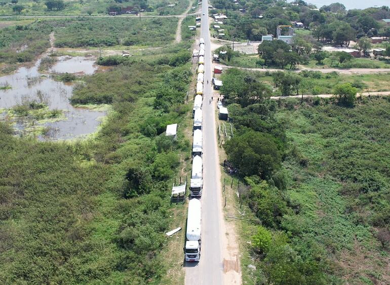 Camiones transportadores de gas liberados en el puerto Itá Enramada.