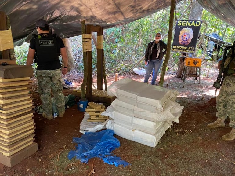 Hallan cerca de 2.500 kilos de marihuana acopiada en inmueble rural en Amambay.