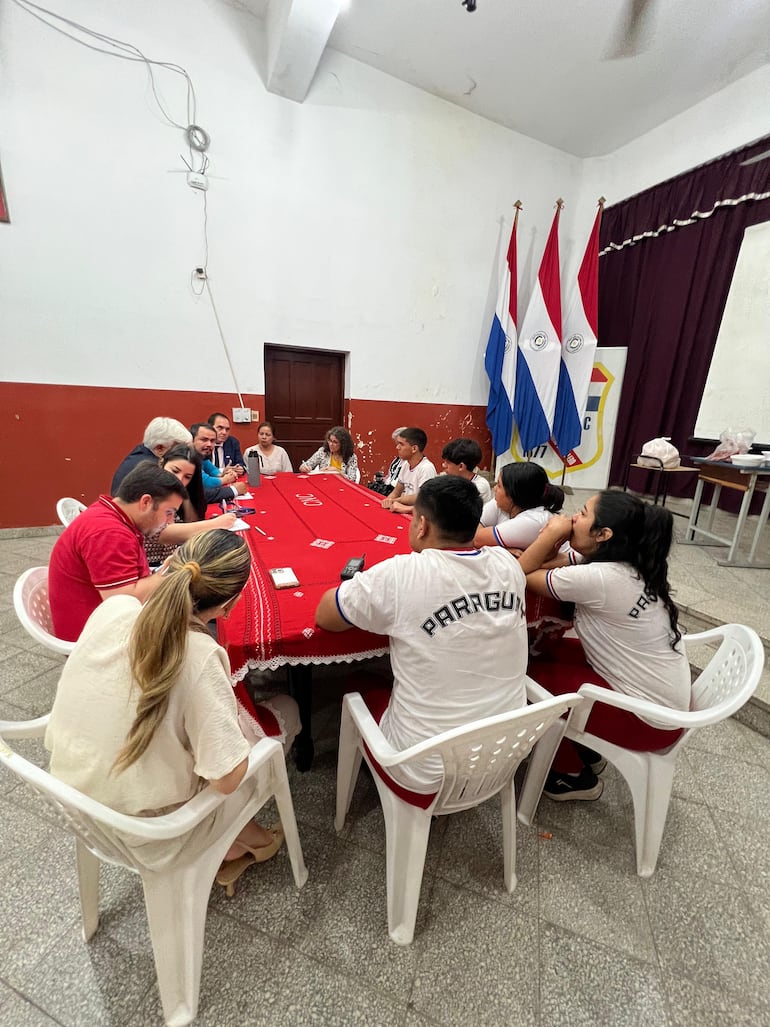 Reunión entre autoridades del MEC, la ministra de la Juventud, Salma Agüero y estudiantes del CNC durante la toma del colegio.