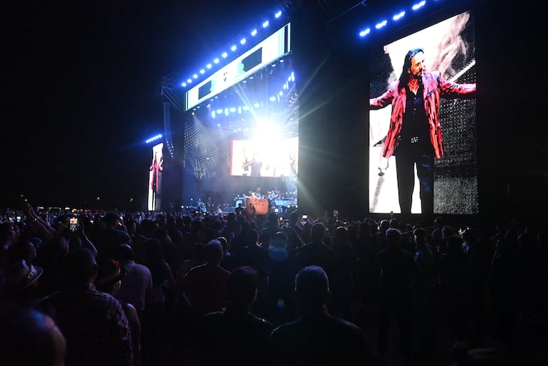 El cantante mexicano celebró un show de dos horas y media, en el que recorrió éxitos que fueron ampliamente coreados por la gente.