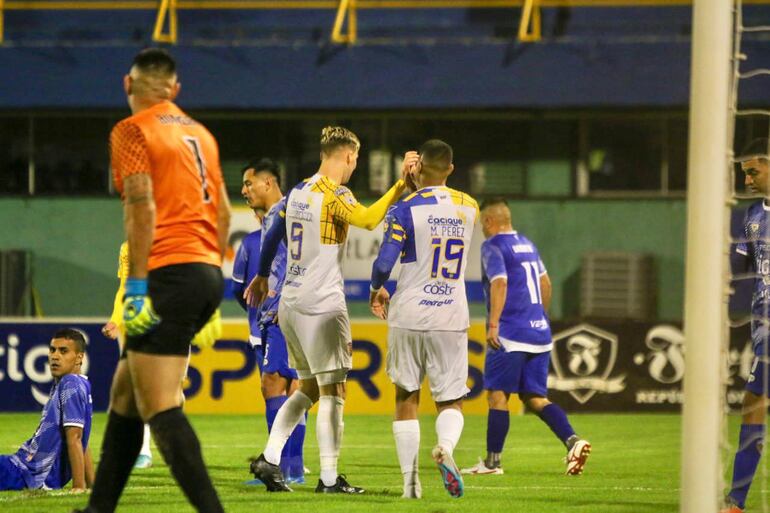 Paul Charpentir y Marcelo Pérez, celebrando el gol del Sportivo Luqueño ante Oriental.