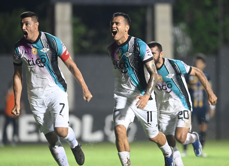 William Mendieta (11), jugador de Libertad, festeja un gol en el partido contra Sportivo Trinidense en el estadio Martín Torres, en Asunción.