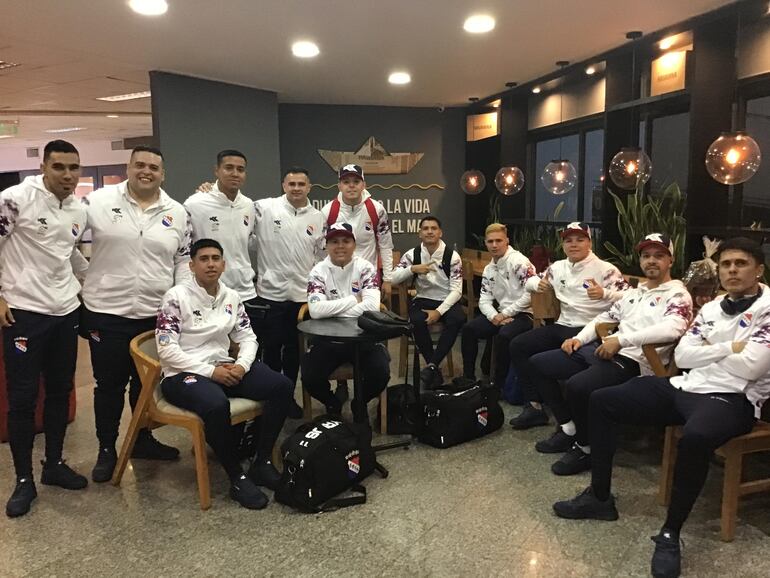 Los muchachos de la selección paraguaya, aguardando en el aeropuerto una de las conexiones para llegar a su destino.