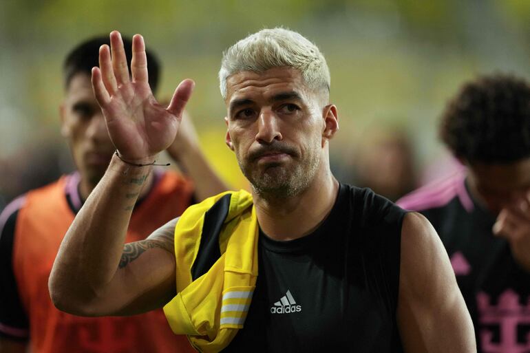 COLUMBUS, OHIO - OCTOBER 02: Luis Suarez #9 of Inter Miami CF waves to fans as he walks off the pitch after the game against the Columbus Crew at Lower.com Field on October 02, 2024 in Columbus, Ohio. Inter Miami CF won 3-2.   Jason Mowry/Getty Images/AFP (Photo by Jason Mowry / GETTY IMAGES NORTH AMERICA / Getty Images via AFP)