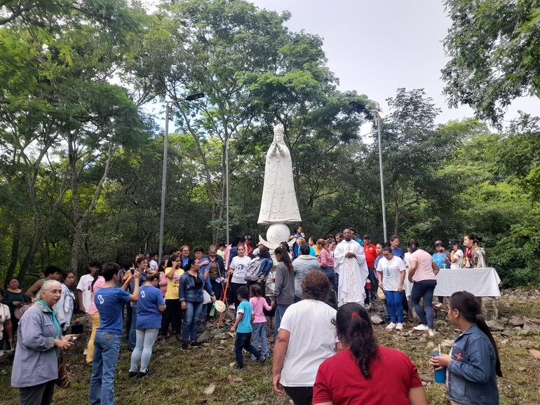 Numerosos devotos de la Virgen de Caacupé, en el mirador mariano, junto a los pies de la sagrada imagen en Fuerte Olimpo.