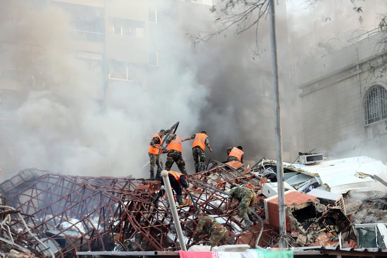 Trabajadores de rescate en el lugar de un ataque aéreo en Damasco, Siria, el 1 de abril de 2024. Según la agencia de noticias árabe siria SANA, Israel lanzó un ataque aéreo contra el edificio del consulado iraní en Damasco. El consulado sufrió daños y el edificio contiguo quedó destruido.