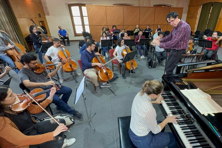 La OSIC durante los ensayos para el concierto de esta noche, junto a María Fernanda Zapata, bajo la dirección de Diego Sánchez Haase.