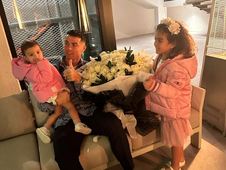 Papá Cristiano Ronaldo recibiendo flores de sus princesitas. (Instagram/Cristiano Ronaldo)