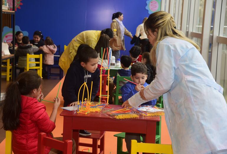 Divertidas y entretenidas actividades se realizan en la colonia de vacaciones del Shopping Mariscal.