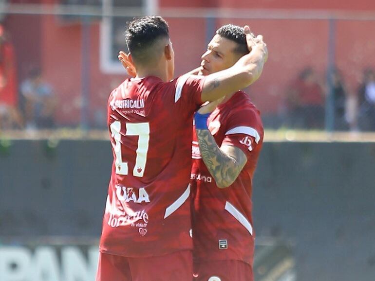 Los futbolistas de Fernando de la Mora celebran un gol en el partido ante 3 de Febrero de Ciudad del Este por la División Intermedia en el estadio Emiliano Ghezzi, en Lambaré.