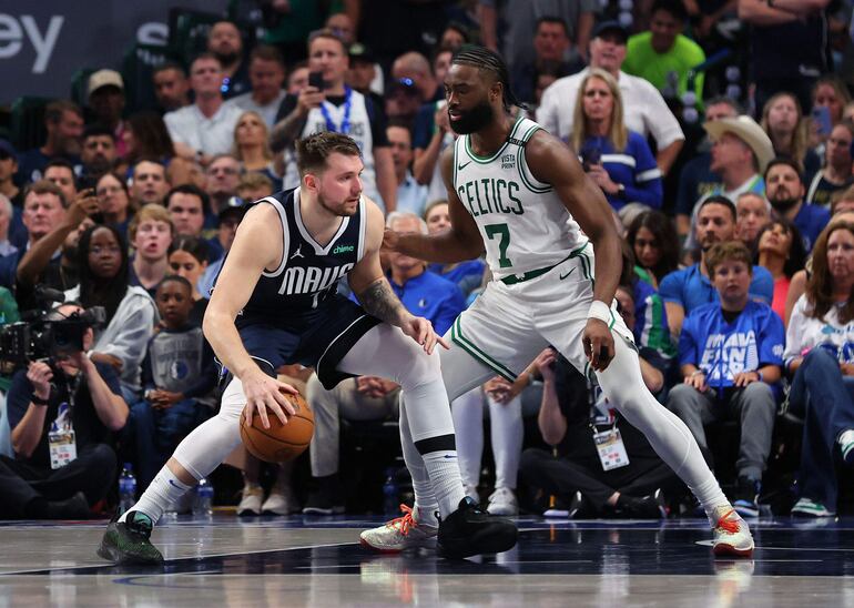 Jaylen Brown (d), jugador de Boston Celtics, en el tercer partido de las finales de la NBA 2023-2024 frente a Dallas Mavericks en el estadio American Airlines Center, en Dallas, Texas.