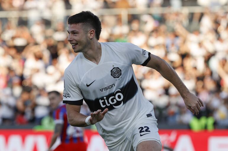 El argentino Manuel Capasso, jugador de Olimpia, celebra un gol en el partido frente a Cerro Porteño por la fecha 17 del torneo Clausura 2024 del fútbol paraguayo en el estadio Defensores del Chaco, en Asunción, Paraguay.