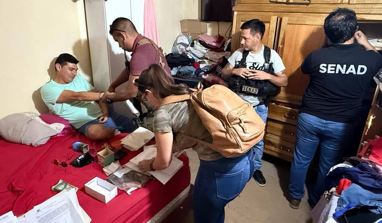 Uno de los siete detenidos en la localidad de Cerrito, ayer, por la comitiva fiscal y de la Senad.