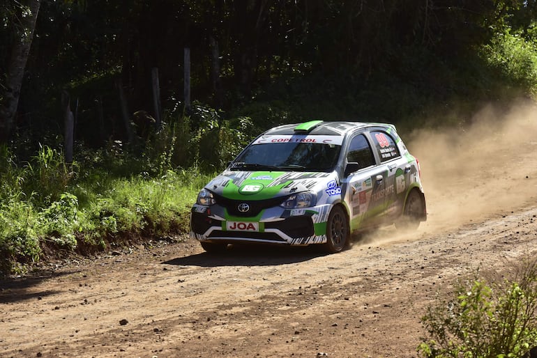 Gabriel Duarte y Luis Quevedo, con el Toyota Etios del equipo JOA Competición, fueron los mejores de la clase RC5.