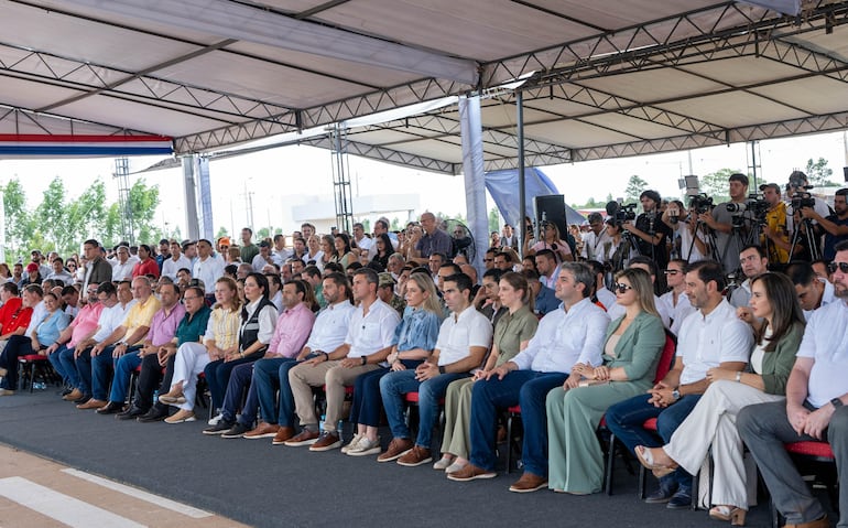 Santiago Peña presidió ayer el acto oficial y se notó un ambiente tenso entre los rivales políticos en la zona. (gentileza).