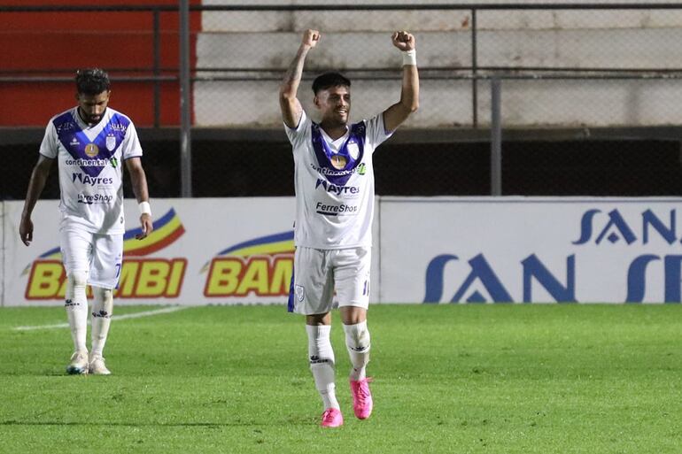 Elvio Vera festeja su gol, el segundo de Ameliano, el que desniveló el juego en favor de la V azulada.