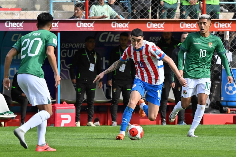 Miguel Almirón (c), jugador de Paraguay, domina el balón en el partido frente a Bolivia por la fecha 12 de las Eliminatorias Sudamericanas 2026 en el estadio Municipal El Alto, en Bolivia.