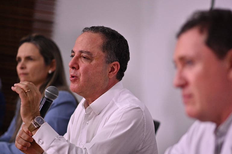 Ana Helena Germoglio (i), Roberto Kalil (c), y Giancarlo Polesello, miembros del equipo médico que atiende al presidente de Brasil, Luiz Inácio Lula da Silva, participan en una rueda de prensa hoy, en Brasilia (Brasil). El presidente brasileño, Luiz Inácio Lula da Silva, fue sometido exitosamente este viernes en un hospital privado de Brasilia a una cirugía en la que se le implantó una prótesis de cadera, para corregir problemas en la cabeza del fémur provocados por la artrosis y que le causaban permanentes dolores, informaron sus médicos.