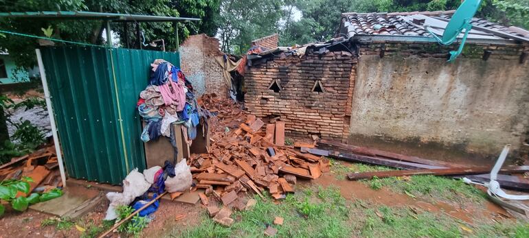 La vivienda de la familia Caballero se derrumbo tras las intensas lluvias registradas desde la madrugada de este martes.