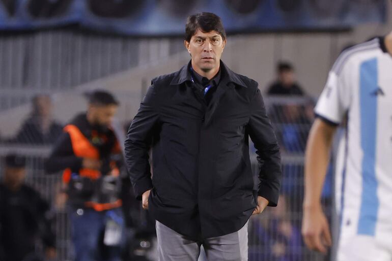 El seleccionador de Paraguay Daniel Garnero hoy, en un partido de las Eliminatorias Sudamericanas para la Copa Mundial de Fútbol 2026 entre Argentina y Paraguay en el estadio Más Monumental en Buenos Aires (Argentina).