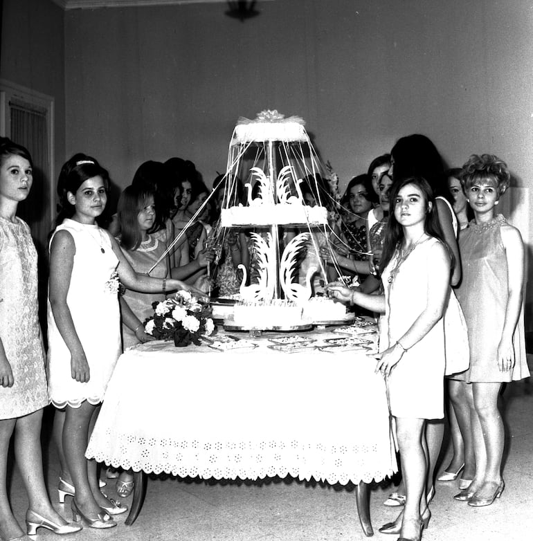 Festejo de los quince años de la joven Ana María Trappani Ocampo, quien se dispone a cortar el “pastel”, en 1968.