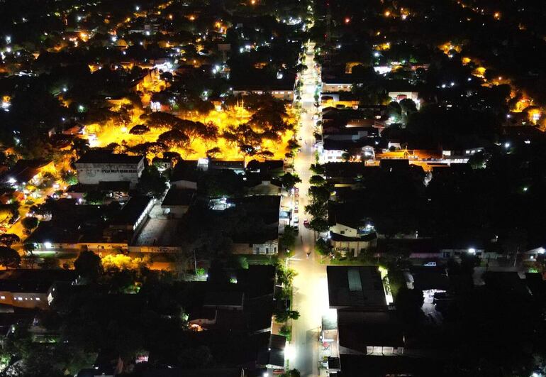 Imagen aérea de la nueva iluminación habilitada ayer por la ANDE con el mandatario Santiago Peña.