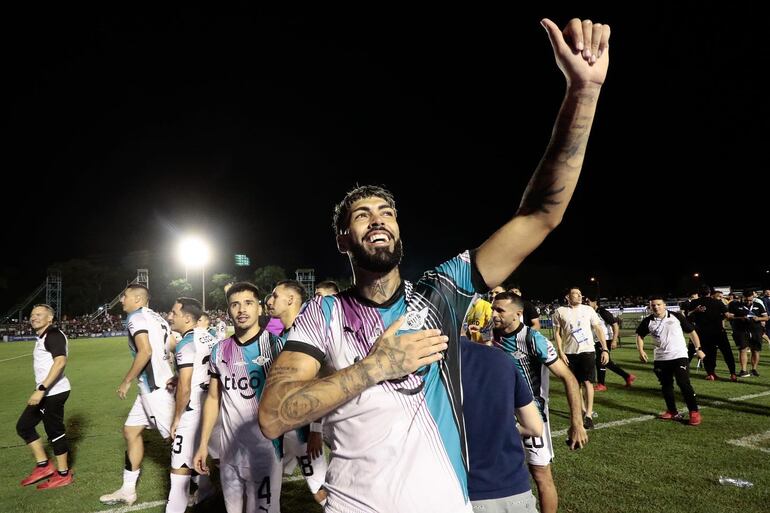 El argentino Alexander Barboza, futbolista de Libertad, celebra la conquista de la Copa Paraguay 2023 en el estadio Parque del Guairá, en Villarrica.