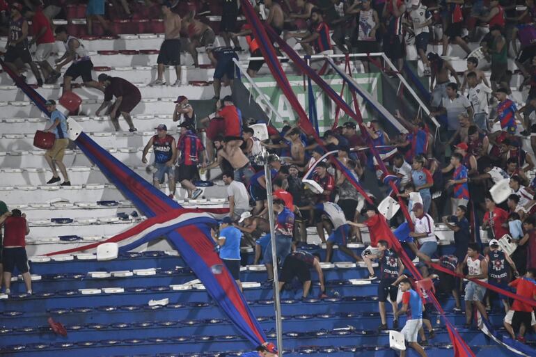 Los incidentes entre los barras de Cerro Porteño en la Gradería Norte durante el partido ante 2 de Mayo en el estadio Defensores del Chaco, en Asunción.