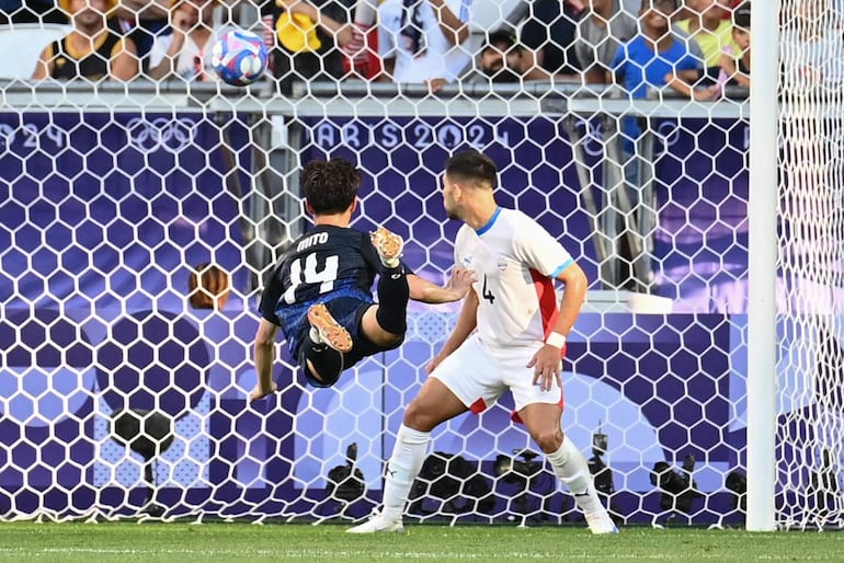 Shunsuke Mito (i), jugador de la selección de Japón, convierte un gol en el partido frente a Paraguay en un partido de la primera fecha del Grupo D del Torneo de Fútbol masculino de los Juegos Olímpicos París 2024 en el Bordeaux Stadium, en Bordeaux, Francia. 