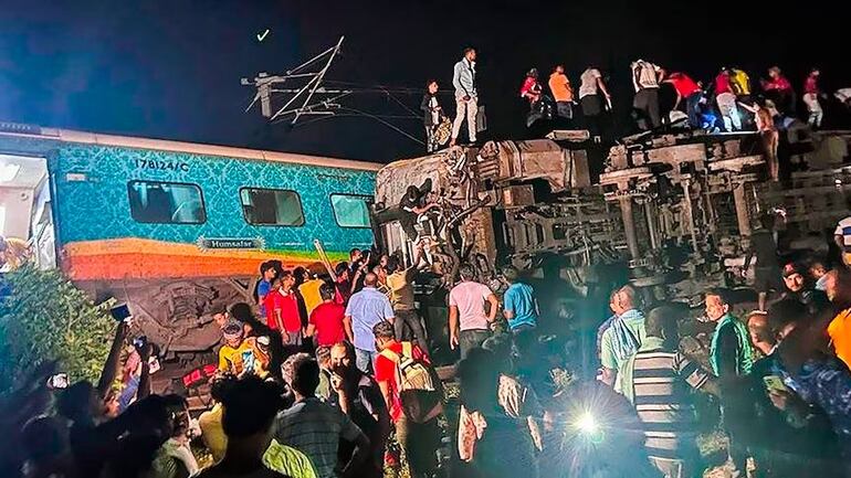 Más de 200 muertos y cientos de heridos tras un choque de trenes en la India.