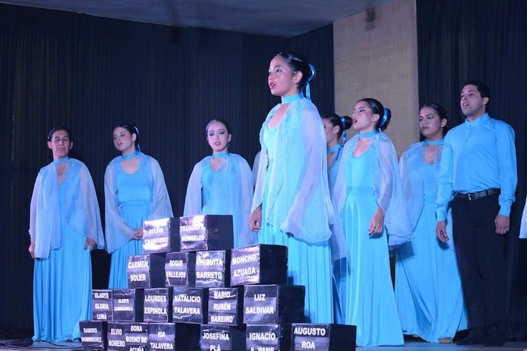 Uno de los grupos que participó del Festival de Poesías evocó a los maestros de las letras del Paraguay.