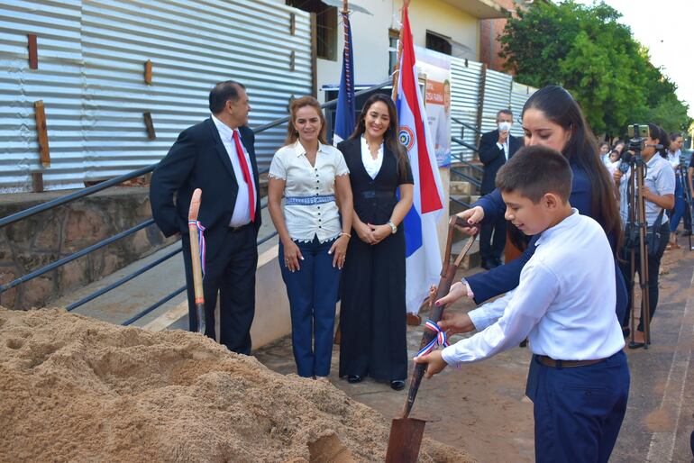 Palada inicial de la obra de forma simbólica a cargo de un estudiante y la directora de la institución Noelia Lobos y otras autoridades de la educación.