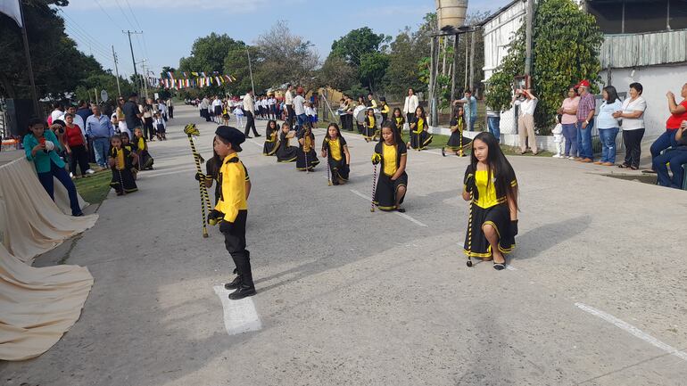 Los niños se lucieron en el desfile por los 116 años de Puerto Guarani.