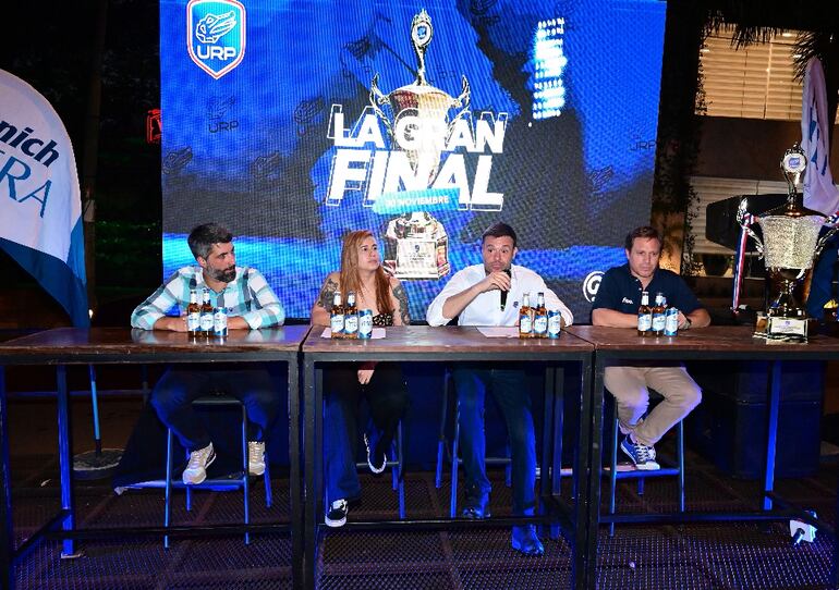 Cipriano Sáenz, Guada Báez, Gustavo Borgognon y Diego Manson durante el lanzamiento del campeonato de rugby.