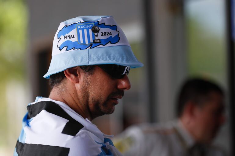 otografía de un hincha de Racing este viernes, en el paso fronterizo de José Falcón, a unos 48km de Asunción.