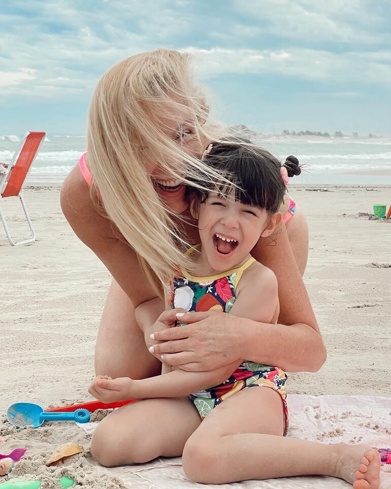 Paola Hermann y su nieta Sophía jugando en la playa de Camacho. (Instagram/Carla Garelli)