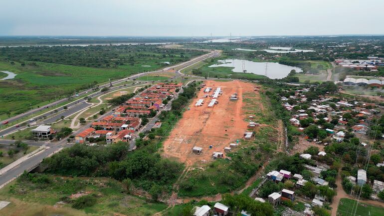 Vista aérea del terreno en la Costanera Norte que la Municipalidad de Asunción planea subastar.