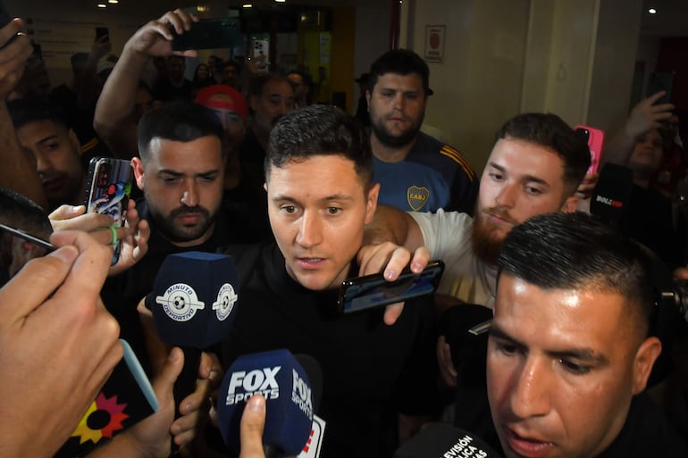 El futbolista español Ander Herrera da declaraciones a periodistas este miércoles, a su llegada a Buenos Aires (Argentina). Herrera será nuevo jugador del club argentino Boca Juniors.