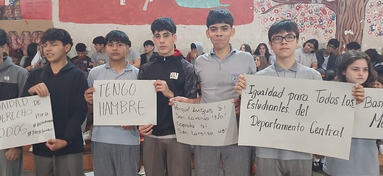 Con carteles en mano los estudiantes protestaron la falta del almuerzo escolar.