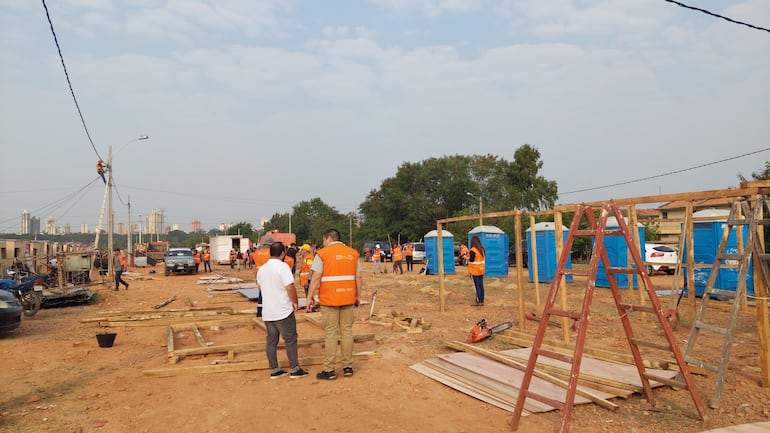 Así son las casas instaladas en la Eco Bahía para las familias afectadas por el incendio del domingo pasado. La ocupación inicial fue en el 2018, cuando se registró una gran crecida del río. Nunca abandonaron el refugio temporal pese a que las aguas bajaron.