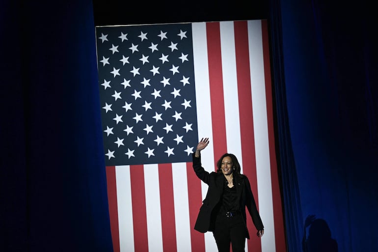 La vicepresidenta de Estados Unidos y candidata presidencial demócrata, Kamala Harris, saluda cuando llega para hablar durante un mitin "Cuando votamos, ganamos".