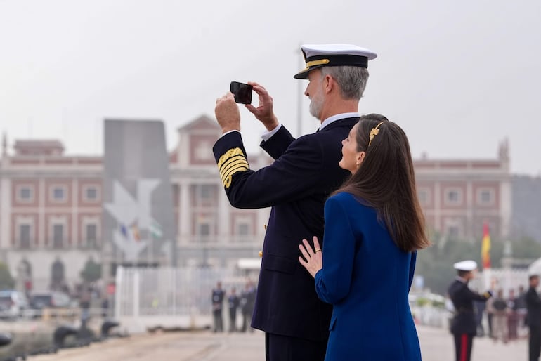 Los reyes Felipe y Letizia despiden en Cádiz a la princesa de Asturias, Leonor, que partió el sábado en el buque escuela de la Armada española Juan Sebastián de Elcano para iniciar la travesía del 97 crucero de instrucción.